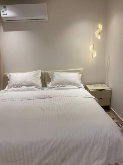 بصالة وغرفة نوم وموقع مميز Apartment *