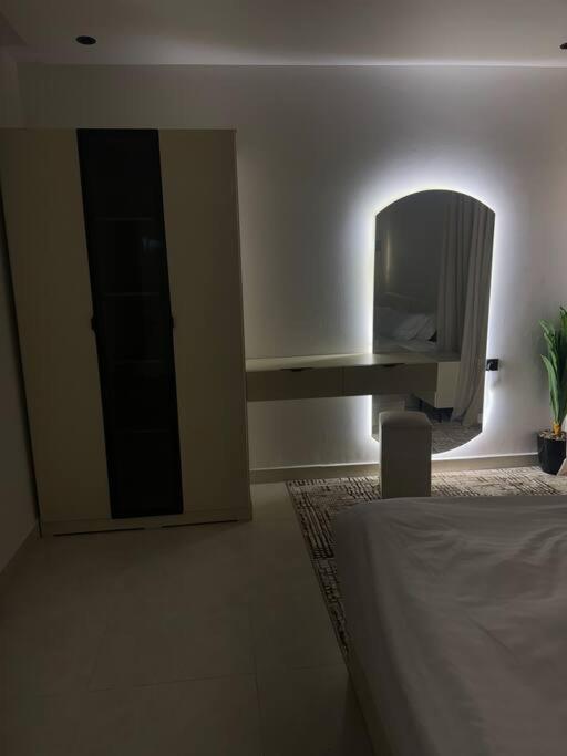Apartment بصالة وغرفة نوم وموقع مميز *