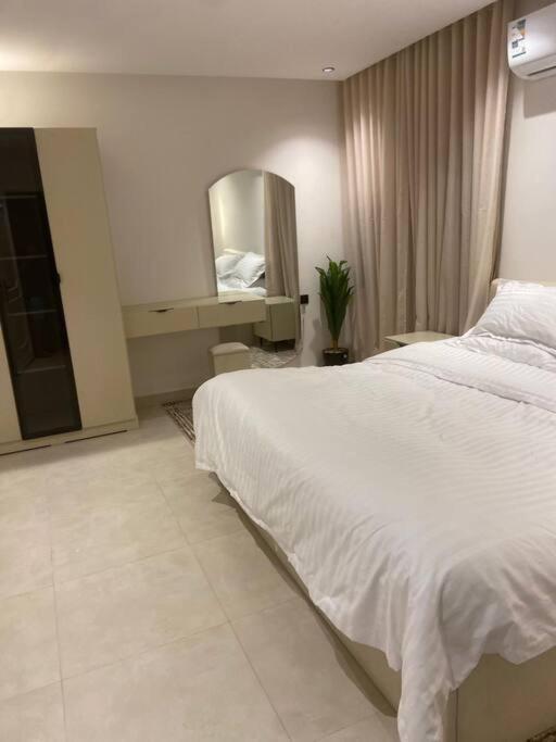 Apartment بصالة وغرفة نوم وموقع مميز Riyadh